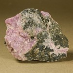 Hodgkinsonite, white light