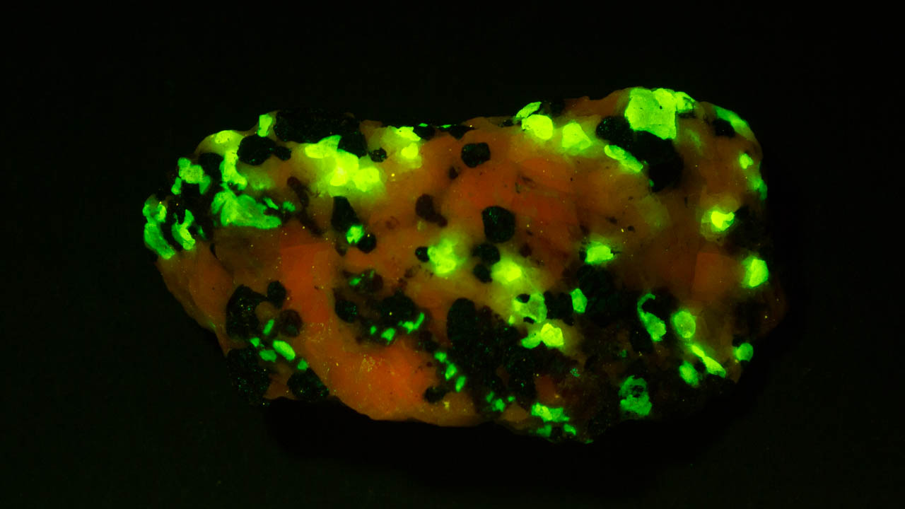 Mineral fluorescence, calcite and willemite